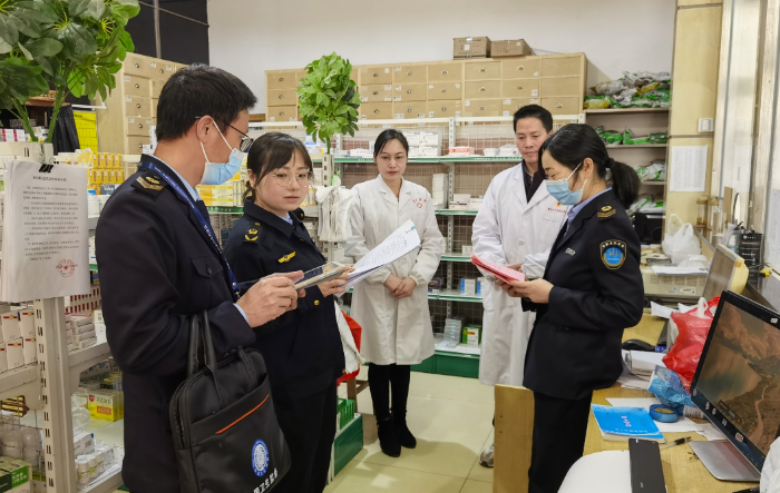 圖為該局執(zhí)法人員在一家醫(yī)療機(jī)構(gòu)藥房檢查麻精藥品的使用記錄。