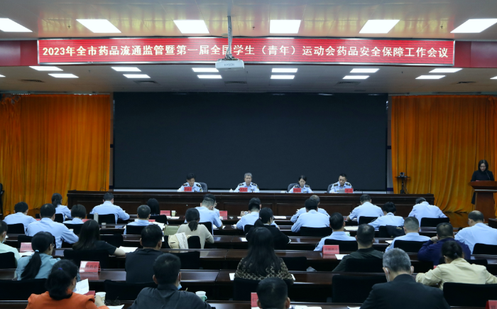 圖為藥品零售連鎖企業(yè)代表在會上作表態(tài)發(fā)言。
