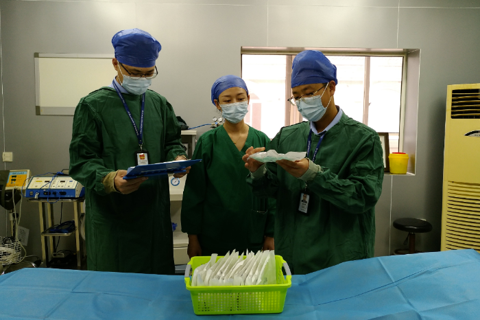 圖為該局執(zhí)法人員在一家醫(yī)療機構(gòu)檢查藥械使用情況。