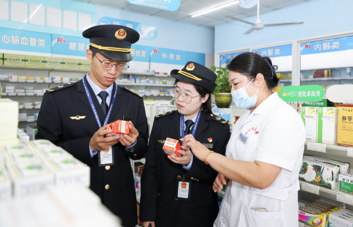 圖為該局執(zhí)法人員在一家藥店檢查藥品質(zhì)量。
