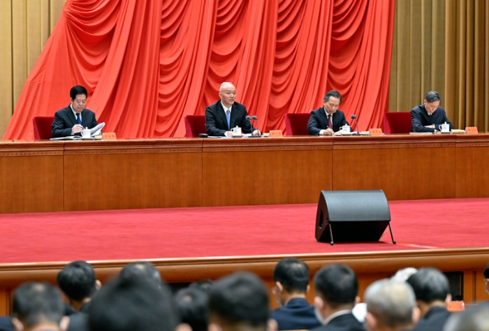 4月3日，學(xué)習(xí)貫徹習(xí)近平新時(shí)代中國(guó)特色社會(huì)主義思想主題教育工作會(huì)議在北京召開(kāi)。中共中央政治局常委、中央學(xué)習(xí)貫徹習(xí)近平新時(shí)代中國(guó)特色社會(huì)主義思想主題教育領(lǐng)導(dǎo)小組組長(zhǎng)蔡奇作總結(jié)講話(huà)。新華社記者 殷博古 攝
