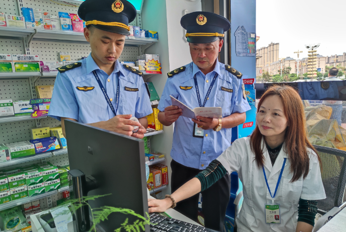 圖為5月16日，該局執(zhí)法人員在一家藥店檢查涉疫藥品質(zhì)量。