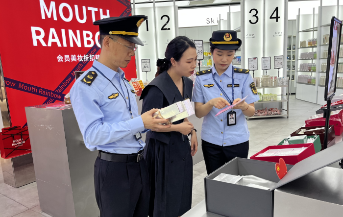 圖為該局執(zhí)法人員在一家化妝品商行檢查化妝品標(biāo)簽。