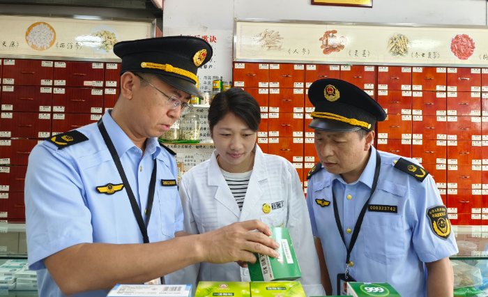 圖為5月19日，該局龍橋街道市場監(jiān)管所執(zhí)法人員在一家藥店檢查。