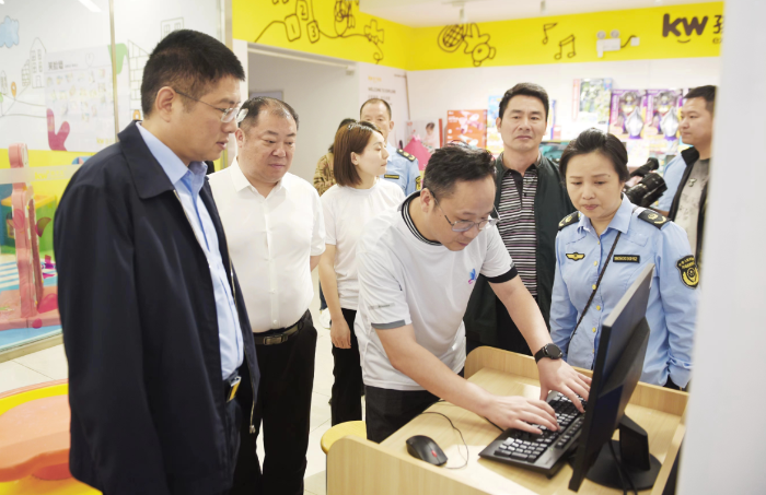 圖為湖南省藥監(jiān)局副局長(zhǎng)覃永忠（左一）查看化妝品經(jīng)營(yíng)戶產(chǎn)品質(zhì)量臺(tái)賬。