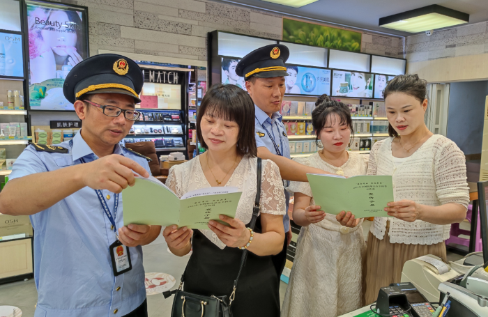 圖為該局執(zhí)法人員在一家化妝品專賣店向經(jīng)營(yíng)者及消費(fèi)者講解化妝品安全知識(shí)。