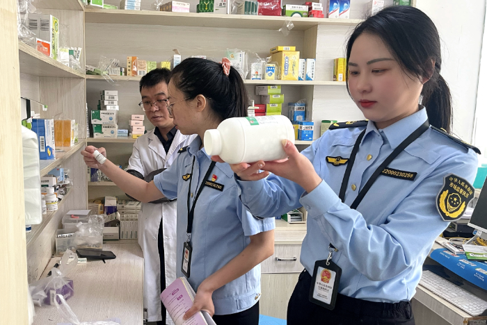 圖為5月24日，該局義和街道市場監(jiān)管所執(zhí)法人員在一家醫(yī)療機(jī)構(gòu)檢查藥品質(zhì)量和進(jìn)貨來源。