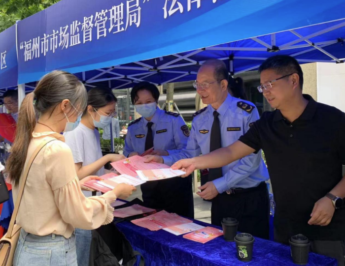 圖為主辦方在活動現(xiàn)場發(fā)放“安全用妝”宣傳單。
