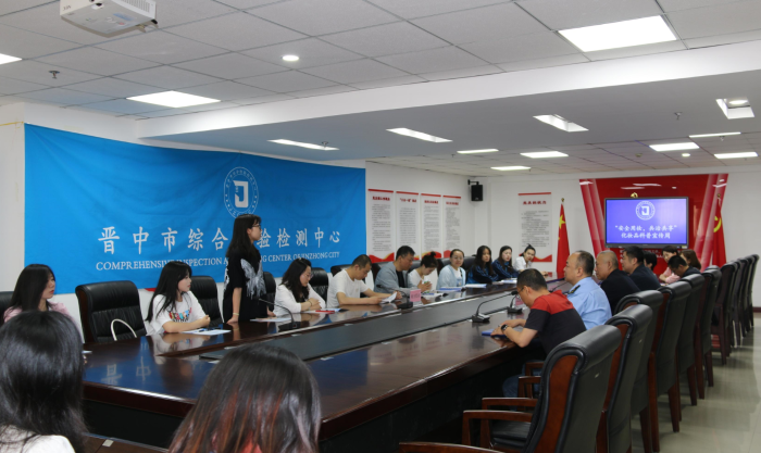 圖為該局組織化妝品安全知識(shí)問答活動(dòng)現(xiàn)場(chǎng)。