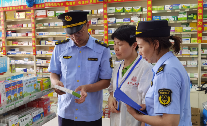 圖為5月30日，該局清溪鎮(zhèn)市場(chǎng)監(jiān)管所執(zhí)法人員在一家藥店檢查兒童藥品質(zhì)量。