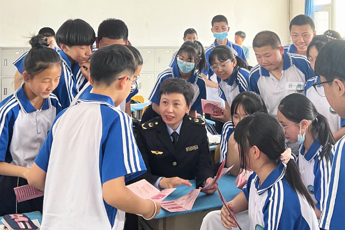 圖為該局工作人員在一所學校向?qū)W生宣傳化妝品使用知識。