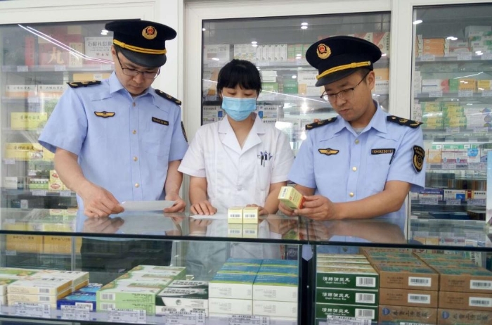 圖為該局執(zhí)法人員對轄區(qū)內(nèi)一家藥店進行執(zhí)法檢查。