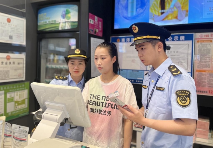 圖為該局執(zhí)法人員在一家超市的化妝品銷售柜臺進(jìn)行檢查。