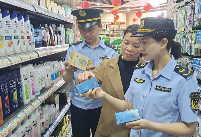 圖為6月12日該局執(zhí)法人員正在一商場檢查防曬類化妝品。