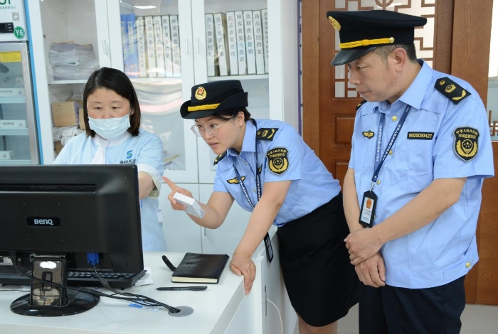 圖為6月19日?qǐng)?zhí)法人員在一家藥品零售企業(yè)門店檢查含特殊藥品復(fù)方制劑的“進(jìn)銷存”情況和購(gòu)買此類藥品顧客的人員信息登記情況。