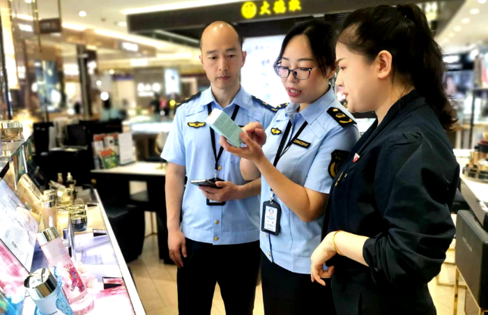 圖為該局執(zhí)法人員在一家商場檢查化妝品標(biāo)識情況。