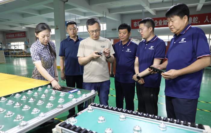 圖為調(diào)研組幫扶指導(dǎo)企業(yè)健全質(zhì)量管理體系建設(shè)。（葉陽歡攝）
