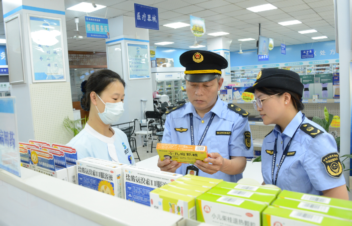 圖為該局執(zhí)法人員在一家藥品經(jīng)營企業(yè)檢查兒童用藥銷售購進(jìn)情況。