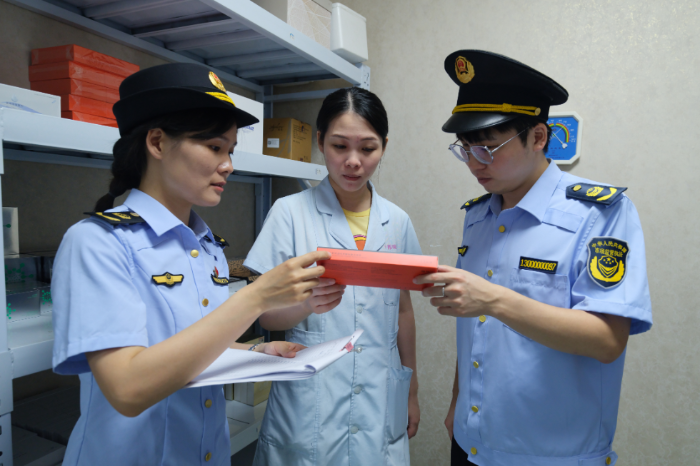 圖為該局執(zhí)法人員在醫(yī)療美容機(jī)構(gòu)檢查醫(yī)療器械產(chǎn)品，并向從業(yè)人員進(jìn)行科普相關(guān)知識。