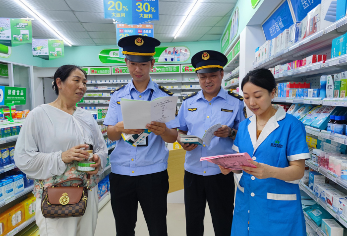圖為7月11日，該局執(zhí)法人員在一家零售藥店向消費者講解醫(yī)療器械安全知識。