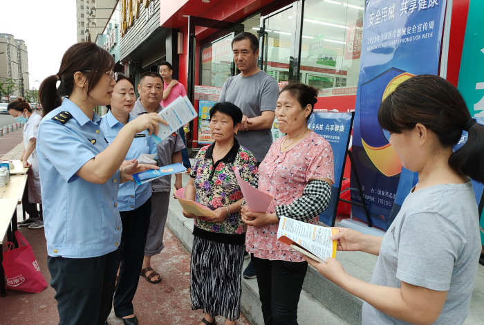 7月10日，全椒縣市場(chǎng)監(jiān)管局工作人員正在向群眾科普安全用械知識(shí)。