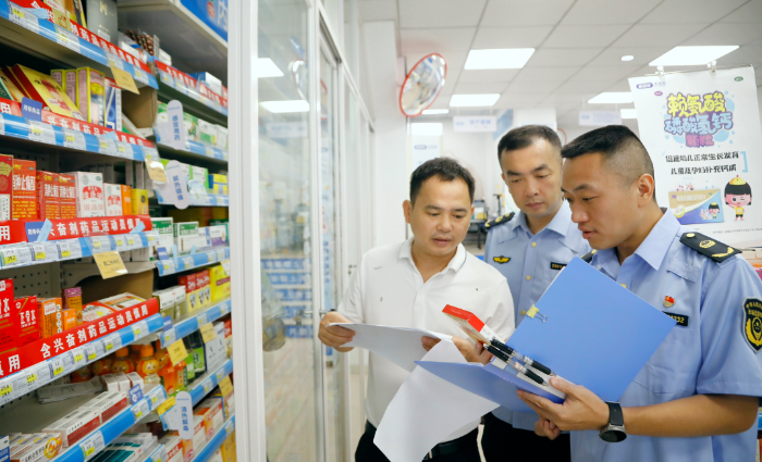 圖為7月20日，該局執(zhí)法人員在一家藥店查看含興奮劑藥品銷售情況。