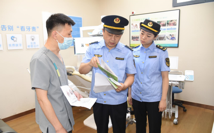 圖為該局執(zhí)法人員在一家口腔診所檢查其藥械采購(gòu)索證索票情況。