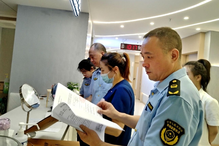圖為7月31日，執(zhí)法人員在一家A型肉毒毒素使用單位進(jìn)行檢查。