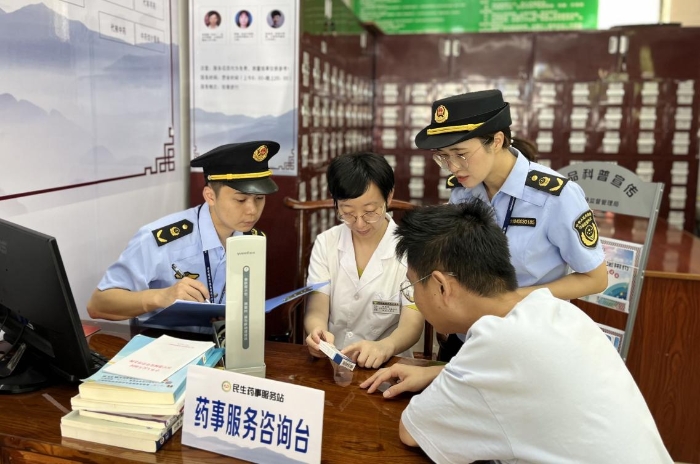 圖為該局工作人員正在當(dāng)?shù)匾患疑鐓^(qū)藥事服務(wù)站和當(dāng)值醫(yī)護(hù)人員指導(dǎo)患者購(gòu)藥用藥。