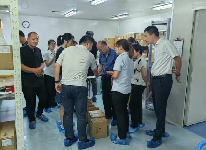 圖為參會(huì)代表在UDI實(shí)施示范單位現(xiàn)場(chǎng)觀摩學(xué)習(xí)。