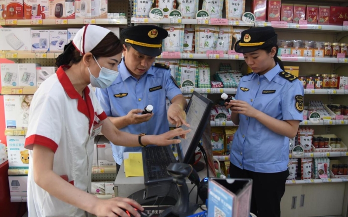圖為執(zhí)法人員在一家藥品經(jīng)營企業(yè)檢查藥品購進(jìn)渠道情況。