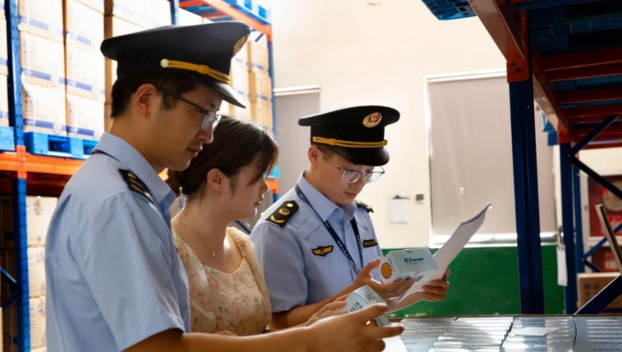 圖為8月11日該局執(zhí)法人員在醫(yī)療器械生產(chǎn)企業(yè)開展執(zhí)法檢查。