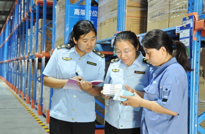 圖為執(zhí)法人員在一家中成藥生產(chǎn)企業(yè)進(jìn)行現(xiàn)場檢查和監(jiān)督抽樣。