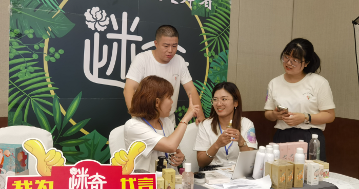 圖為直播間開通當天，來自京津冀三地殘疾人共同直播的場景。