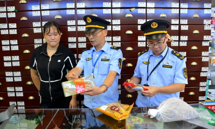 圖為８月24日，執(zhí)法人員在一家藥店檢查。