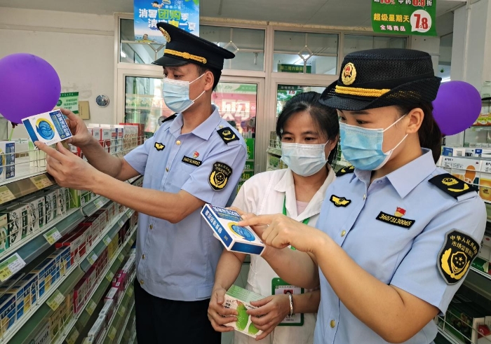 圖為8月29日，執(zhí)法人員在一鄉(xiāng)鎮(zhèn)校園周邊藥店檢查藥械。