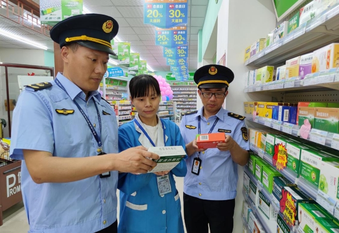 圖為8月30日，執(zhí)法人員在該縣實(shí)驗(yàn)學(xué)校周邊藥店檢查。