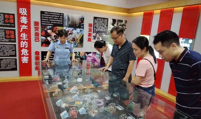 圖為該局組織干部職工走進(jìn)禁毒教育基地參觀。