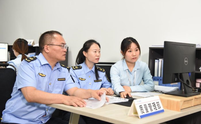 圖為9月4日，執(zhí)法人員在一家醫(yī)療器械經(jīng)營企業(yè)檢查其質(zhì)量保障體系運(yùn)行情況。