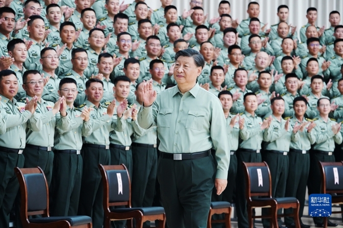 9月8日，中共中央總書記、國家主席、中央軍委主席習(xí)近平到78集團(tuán)軍視察。這是習(xí)近平親切接見78集團(tuán)軍官兵代表。 新華社記者 李剛 攝