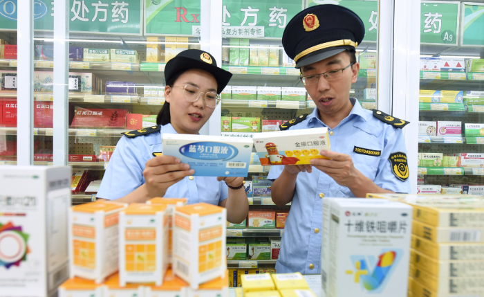 圖為東?？h市場(chǎng)監(jiān)管局青湖分局執(zhí)法人員在一家藥店檢查藥品質(zhì)量。
