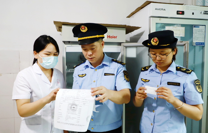 圖為9月15日，該局執(zhí)法人員在水北鎮(zhèn)中心衛(wèi)生院檢查疫苗購進、驗收等臺賬記錄。