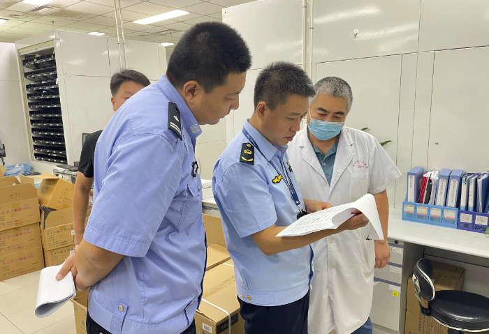 圖為該局執(zhí)法人員在薊州區(qū)人民醫(yī)院檢查麻精藥品的使用記錄。