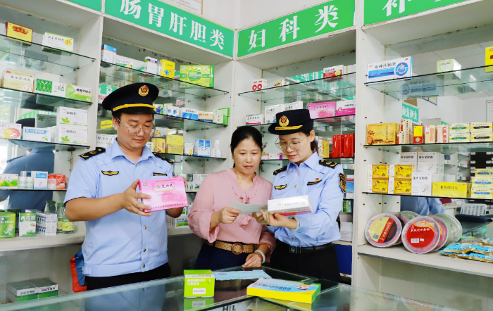 圖為9月20日，該局監(jiān)管人員在一家零售藥店檢查藥品購(gòu)銷(xiāo)記錄。