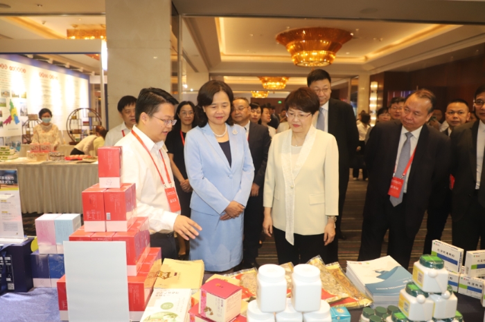 國家中醫(yī)藥管理局黨組書記、局長余艷紅蒞臨廣東一方制藥展位
