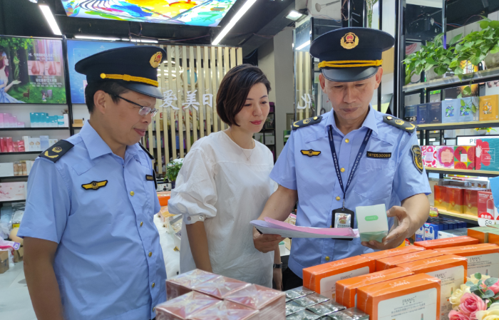 圖為9月25日，執(zhí)法人員在一家化妝品專賣店檢查化妝品標(biāo)簽標(biāo)識。