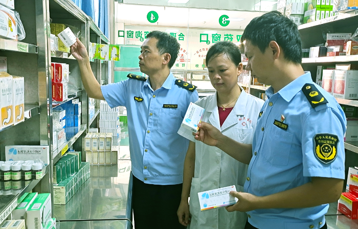 圖為該局執(zhí)法人員在一家藥店檢查藥品質(zhì)量。