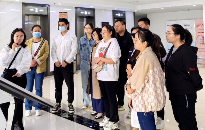 圖為工作人員為代表們現(xiàn)場講解藥品檢驗檢測、大型儀器使用維護、用藥常識等。