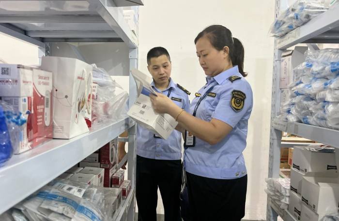 圖為該局執(zhí)法人員在一家醫(yī)療器械經(jīng)營企業(yè)檢查儲(chǔ)存環(huán)境。