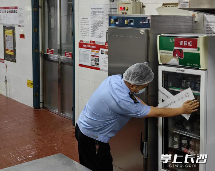 開(kāi)福區(qū)市場(chǎng)監(jiān)督管理局“查封”了食堂食品留樣專柜冰箱。長(zhǎng)沙晚報(bào)通訊員　黃勇軍　攝